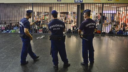 Des policiers hongrois en poste à la gare de Keleti, à Budapest (Hongrie), le 2 septembre 2015. (ARTUR WIDAK / NURPHOTO / AFP)