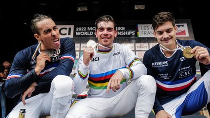 Les vététistes français Amaury Pierron, Loïc Bruni et Loris Vergier sur le podium des championnats du monde de VTT aux Gets (Haute-Savoie), le 27 août 2022. (OLIVIER CHASSIGNOLE / AFP)