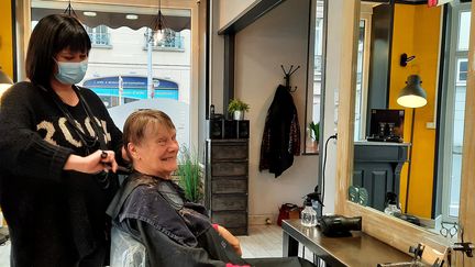 Sabrina coiffe sa cliente dans son salon de Verdun, le 5 avril 2022. (BENJAMIN ILLY / RADIO FRANCE)