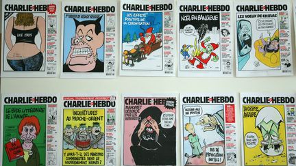 Plusieurs couvertures de "Charlie Hebdo", affich&eacute;es le 15 mars 2006 dans les bureaux de l'hebdomadaire satirique &agrave; Paris. (JOEL SAGET / AFP)