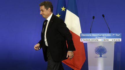 Le pr&eacute;sident de l'UMP quitte le podium apr&egrave;s un discours sur les d&eacute;partementales, le 22 mars 2015, &agrave; Paris. (DOMINIQUE FAGET / AFP)