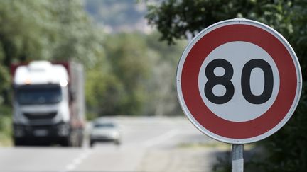 Un panneau de limitation à 80 km/h sur la N7, entre Gervans et Tain-l'Hermitage (Drôme), le 2 juillet 2015. (PHILIPPE DESMAZES / AFP)