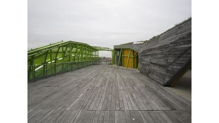 Ce lieu couvre 700 m2 couverts et 400 m2 de terrasse, entièrement designé par deux architectes, Kristian Gavoille et Valérie Garcia.
 (Corinne Jeammet)