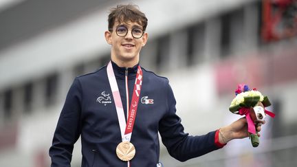 Alexandre Léauté, médaillé de bronze lors de l'épreuve sur route des Jeux paralympiques de Tokyo en catégorie C1-3. (CHARLY TRIBALLEAU / AFP)