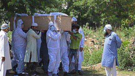 L'enterrement d'une victime du Covid-19, le 22 mai 2021 à New Delhi (Inde). (SAJJAD HUSSAIN / AFP)