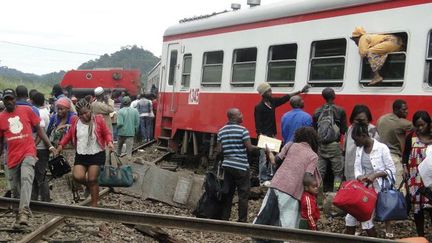 Une passagère s'échappe du train qui a déraillé à Eseka (Cameroun) le 21 octobre 2016. (STRINGER / AFP)