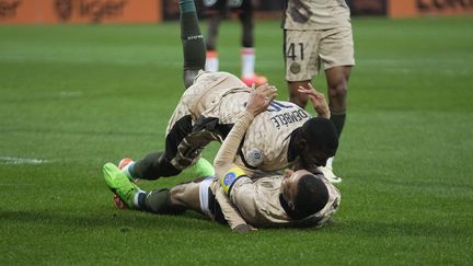 Ousmane Dembélé et Kylian Mbappé se congratulent lors du match de Liugue 1 Lorient-PSG, le 24 avril 2024 à Lorient. (MICHEL EULER / AP)