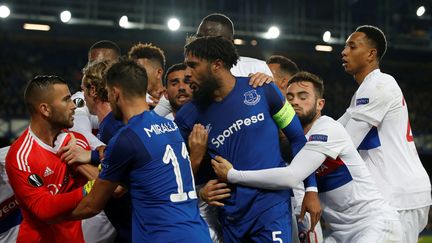 Une bagarre générale a éclaté lors du match de Ligue Europa entre Everton et Lyon, le 19 octobre 2017. (ANDREW YATES / REUTERS)