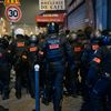 Des policiers membres de la Brav-M interviennent lors de la manifestation contre la réforme des retraites du 20 mars 2023 à Paris. (BENOIT DURAND / HANS LUCAS / AFP)