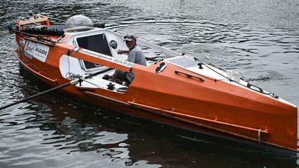 Le Girondin Jean-Jacques Savin, le 28 mai 2021 lors d'un test de son canot. (PHILIPPE LOPEZ / AFP)