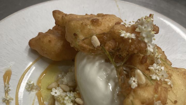 La fleur de sureau en beignet, une recette signée Marie-Victorine Manoa, pour le bouchon parisien "Aux Lyonnais". (AUX LYONNAIS)