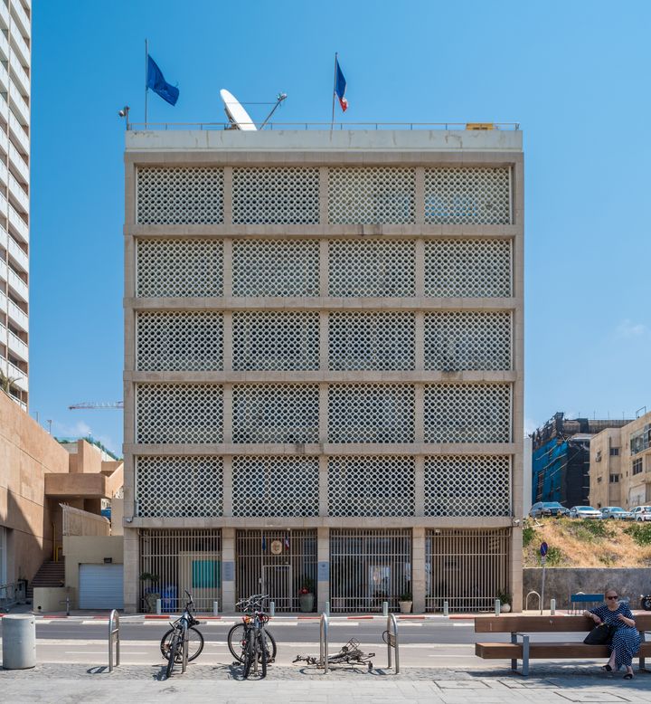 L'entrée de l’ambassade de France en Israël, située à Tel-Aviv, le 16 avril 2017. (MICHAEL JACOBS/ART IN ALL OF US / CORBIS NEWS / GETTY IMAGES)