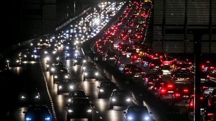 Des bouchons sur le périphérique de Paris, le 18 octobre 2019. (VINCENT ISORE / MAXPPP)