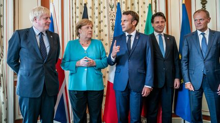 Autour d'Emmanuel Macron, une partie des dirigeants invités au sommet du G7 à Biarritz, le 24 août 2019. (MICHAEL KAPPELER / DPA)