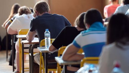 Des &eacute;l&egrave;ves passent l'&eacute;preuve de philosophie du baccalaur&eacute;at, le 17 juin 2013 &agrave; Strasbourg (Bas-Rhin). (FREDERICK FLORIN / AFP)