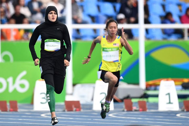 Kariman Abuljadayel (à gauche) lors de son 100 m aux Jeux de Rio, le 12 août 2016. (AFP)