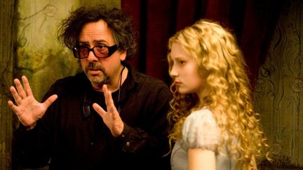 Tim Burton et son actrice Mia Wasikowska sur le tournage du premier volet d'"Alice au Pays des Merveilles", sorti en 2010.
 (ARCHIVES DU 7EME ART / PHOTO12 / AFP)