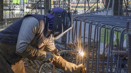 Un soudeur sur un chantier à Puteaux, en Île-de-France, le 2 avril 2021. (ERIC BERACASSAT / HANS LUCAS / AFP)