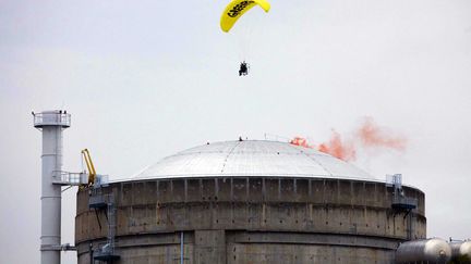 Un militant de Greenpeace survole la centrale de Le Bugey, le 2 mai 2012. (LAGAZETA/GREENPEACE INTERNATIONAL/SIPA)