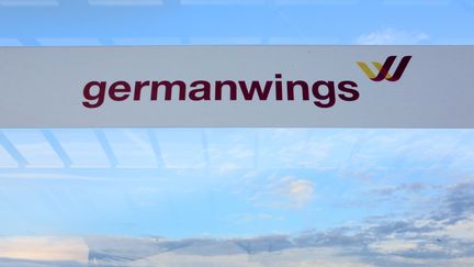 Un bandeau de la compagnie low cost Germanwings, filiale de la compagnie allemande Lufthansa, le 29 ao&ucirc;t 2014, &agrave; l'a&eacute;roport de Berlin-Tegel (Allemagne). (STEPHANIE PILICK / DPA / AFP)