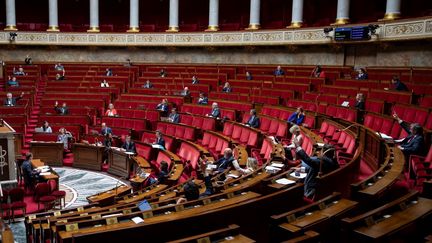 Des députés siègent à l'Assemblée nationale, à Paris, le 8 mai 2020. (THOMAS SAMSON / AFP)