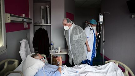 Le Premier ministre Jean Castex lors d'un déplacement dans un hôpital à&nbsp;Aulnay-sous-Bois (Seine-Saint-Denis), le 13&nbsp;mars 2021. (MARTIN BUREAU / AFP)