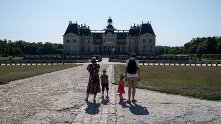 Des visiteurs au château de Vaux-le-Vicomte, à Maincy (Seine-et-Marne), le 13 septembre 2020.&nbsp; (RICCARDO MILANI / HANS LUCAS / AFP)