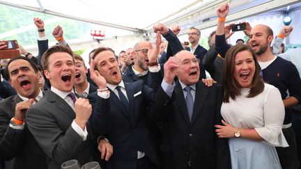 La famille du candidat de la CDU&nbsp;Armin Laschet  fètent la victoire de leur parti aux élections locales en&nbsp;Rhénanie du Nord-Westphalie, le 14 mai 2017 à Düsseldorf (Allemagne). (KAY NIETFELD / DPA / AFP)