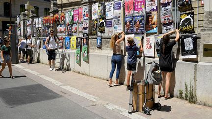 Affiches dans une rue d'Avignon lors de l'édition 2021 du festival d'Avignon.&nbsp; (NICOLAS TUCAT / AFP)