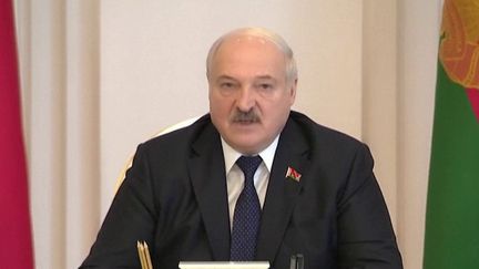 Le président de la Biélorussie, Alexandre Loukachenko, accuse l'Ukraine, la Pologne et la Lituanie de préparer des attaques terroristes sur son territoire. Il a annoncé le déploiement de troupes avec la Russie, lundi 10 octobre. (FRANCEINFO)