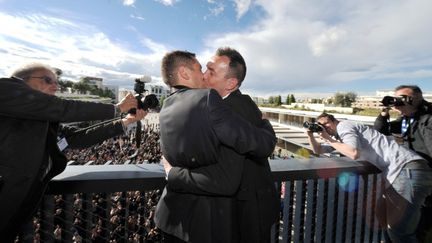 Vincent Autin (D.) et&nbsp;Bruno Boileau lors de leur mariage &agrave; Montpellier (H&eacute;rault) le 29 mai 2013.&nbsp; (GERARD JULIEN / AFP)