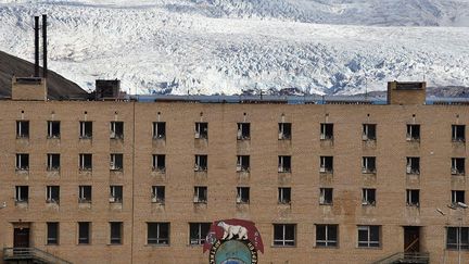 1.200 Russes habitaient Pyramiden dans de petits immeubles de quatre étages. A l’époque, il y avait même une ferme avec des vaches et des poules.  (AFP PHOTO / DOMINIQUE FAGET)