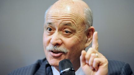 L'&eacute;conomiste Jeremy Rifkin, lors d'une conf&eacute;rence &agrave; Lille (Nord), le 14 novembre 2012.&nbsp; (PHILIPPE HUGUEN / AFP)