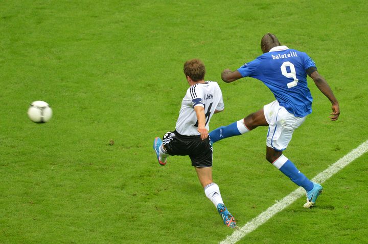 Mario Balotelli fausse compagnie &agrave; Philippe Lahm et s'en va inscrire son deuxi&egrave;me but de la soir&eacute;e. (GABRIEL BOUYS / AFP)