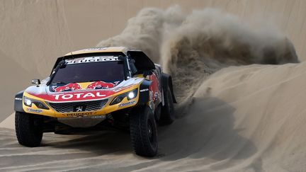 Stéphane Peterhansel, M. Dakar au volant de sa Peugeot (FRANCK FIFE / AFP)