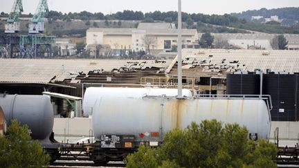 Les dégâts après l'explosion dans l'usine Gazechim sur la zone portuaire de Lavera près de Martigues, le 6 janvier 2011. (AFP/GERARD JULIEN)