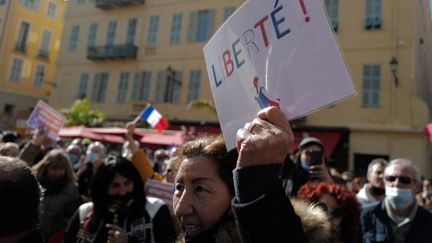 A Nice, le 26 février 2021, une manifestante tenant sa pancarte "Liberté !" proteste contre les mesures de confinement décidées pour la ville pour deux weekends. Les Français ont beaucoup supporté depuis un an. De nouvelles privations de liberté, c'est difficile à admettre.&nbsp; (VALERY HACHE / AFP)