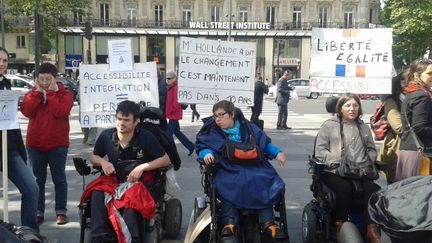 &nbsp; (Une centaine de représentants de l'APF se sont rassemblés à Paris©Radio France - Lola Fourmy)