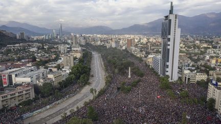 Manifestation à Santiago du Chili. (PEDRO UGARTE / AFP)