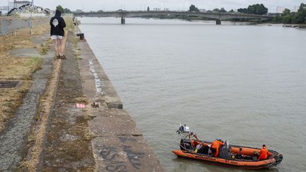 L'endroit où Steve Maia Caniço est tombé dans la Loire le soir de la Fête de la musique, quai Wilson à Nantes. (OLIVIER LANRIVAIN / MAXPPP)