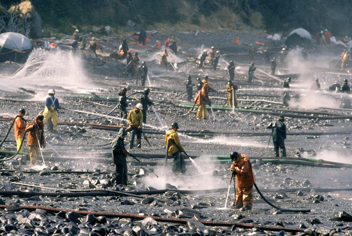 Opération de nettoyage à l'eau chaude d'une plage de Smith Island, dans la baie du Prince-William, pendant la marée noire provoquée par l'"Exxon Valdez". (ANCHORAGE DAILY NEWS / TRIBUNE NEWS SERVICE / GETTY IMAGES)