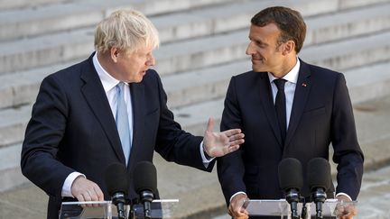 Le Premier ministre britannique Boris Johnson et Emmanuel Macron devant l'Elysée (Paris), le 22 août 2019.&nbsp; (GEOFFROY VAN DER HASSELT / AFP)