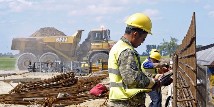 Ouvriers chinois travaillant à Zyrardow, sur la route Varsovie-Berlin, le 23 mai 2011. (AFP/JANEK SKARZYNSKI)