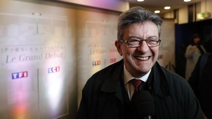 Jean-Luc Mélenchon&nbsp;arrive sur le plateau de TF1 pour participer au débat présidentiel, lundi 20 mars 2017. (PATRICK KOVARIK / POOL / AFP)