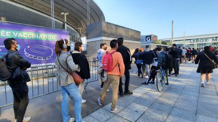 La file d'attente pour se faire vacciner au Stade de France, à Saint-Denis, en Seine-Saint-Denis. (BENJAMIN ILLY / FRANCE-INFO)