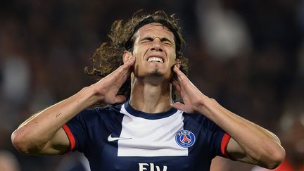 La d&eacute;tresse de l'attaquant uruguayen du PSG Edinson Cavani, lors du match contre Monaco, le 22 septembre 2013.&nbsp; (LIONEL BONAVENTURE / AFP)