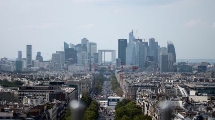 Vue sur le quartier d'affaires de la Défense, qui abrite le siège de nombreuses banques et de nombreuses tours de bureaux, depuis le centre de Paris et les Champs-Elysées, le 28 août 2019 (AURÉLIEN ACCART / RADIO FRANCE)