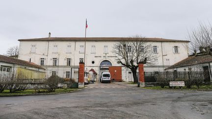 Devant le centre de détention d'Eysses (Lot-et-Garonne), le 2 mars 2017. (THIBAUD MORITZ / AFP)