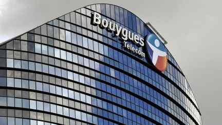 La fa&ccedil;ade du si&egrave;ge social du groupe Bouygues Telecom, &agrave; Paris. (BOB DEWEL / ONLY FRANCE / AFP)