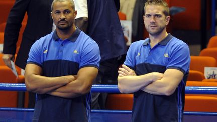 Didier Dinart (à gauche) et Guillaume Gille, entraîneurs de l'équipe de France de handball.  (GAIZKA IROZ / AFP)